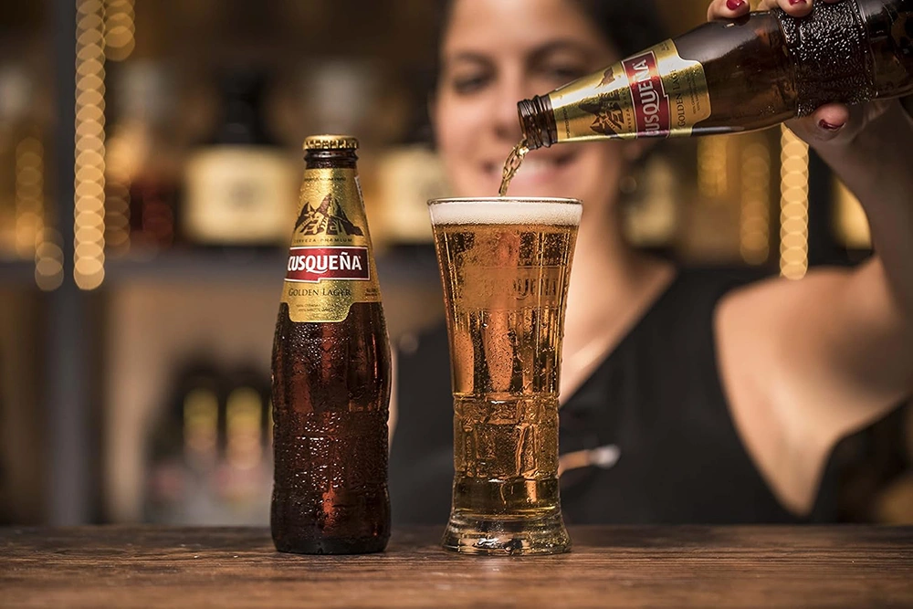 Mujer sirviendo cerveza - Cerveza Cusqueña | TrXperience