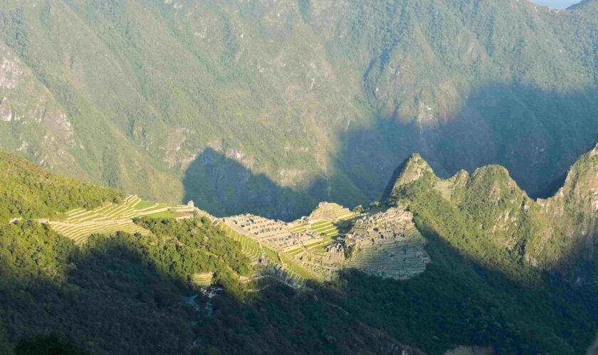 Vista de Machu Picchu con salida del sol