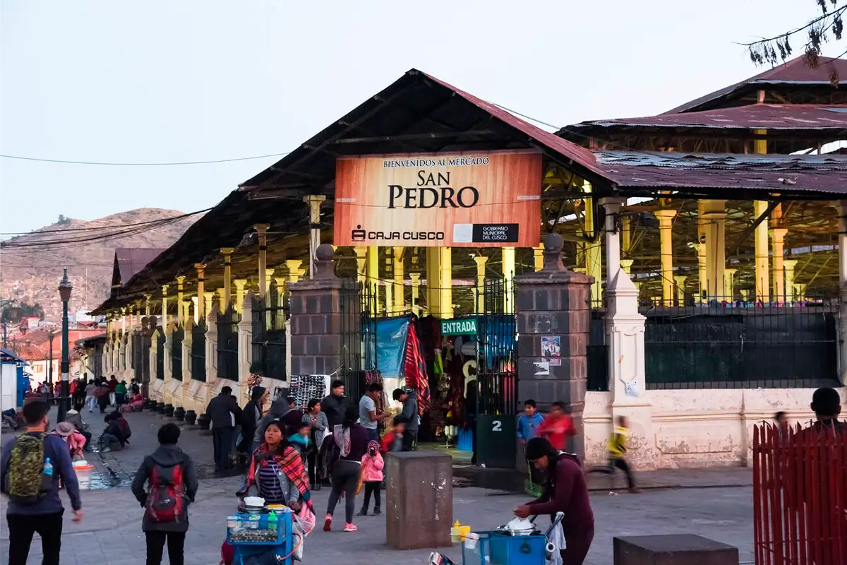 Fachada del mercado de San Pedro en Cusco | TreXperience Fachada del mercado de San Pedro en Cusco | TreXperience