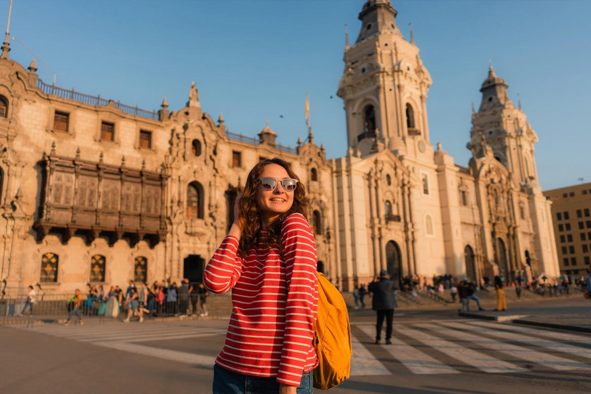 Mujer en la plaza de armas de Lima Mujer en la plaza de armas de Lima | TreXperience