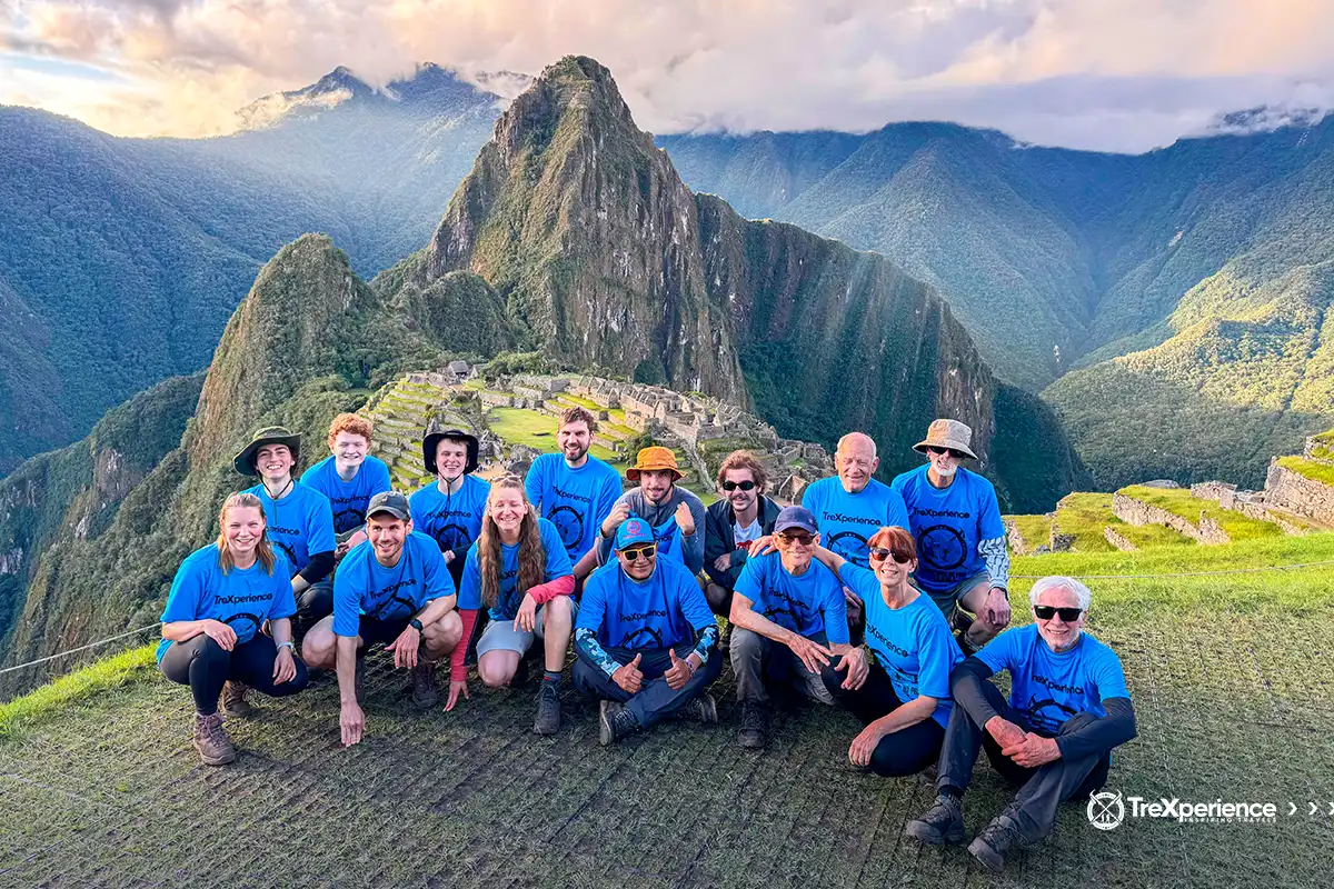Grupo de turistas en Machu Picchu en septiembre | TreXperience