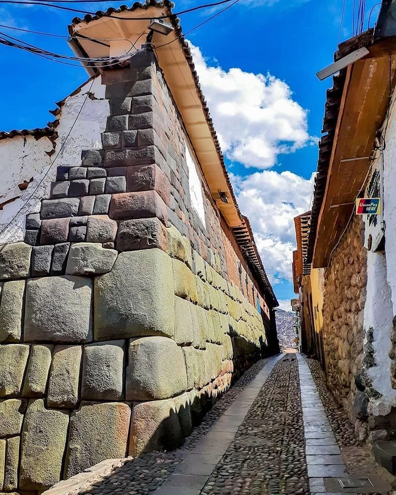 Hatunrumiyoc street in Cusco | TreXperience 