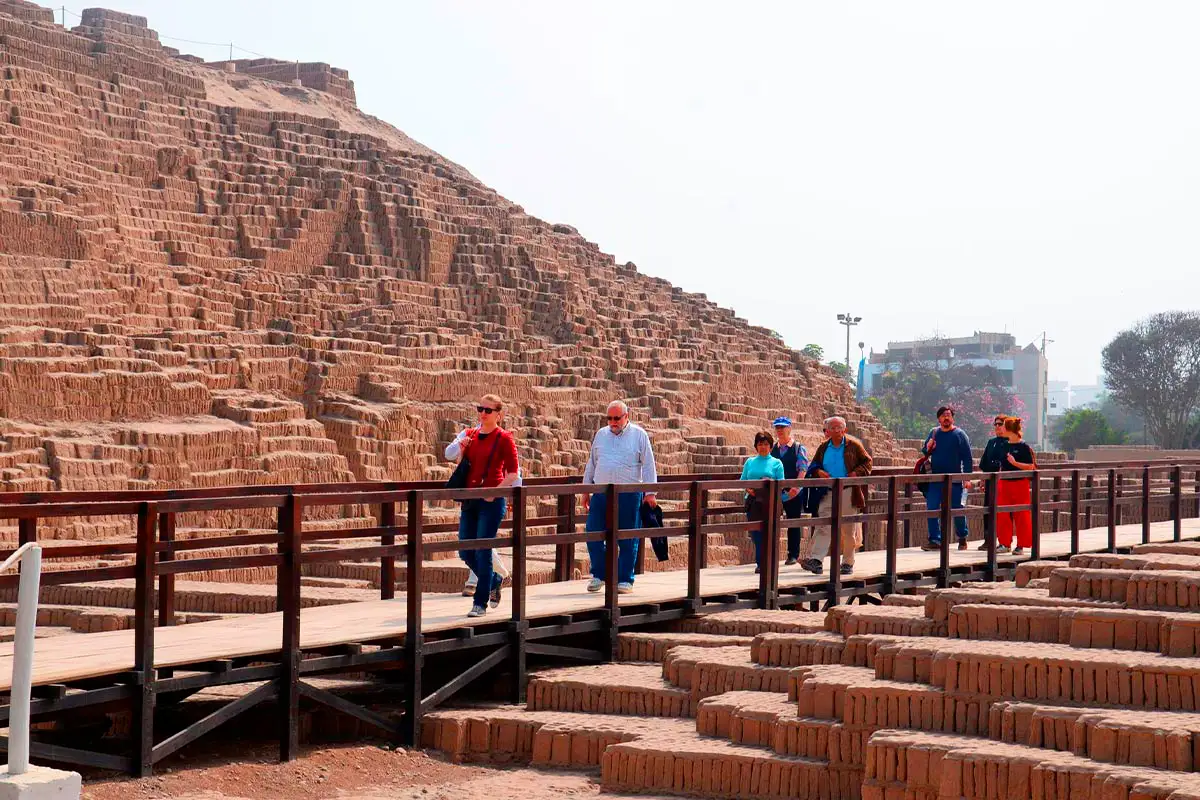 Travelers visiting Huaca Pucllana in Lima | TreXperience Travelers visiting Huaca Pucllana in Lima | TreXperience