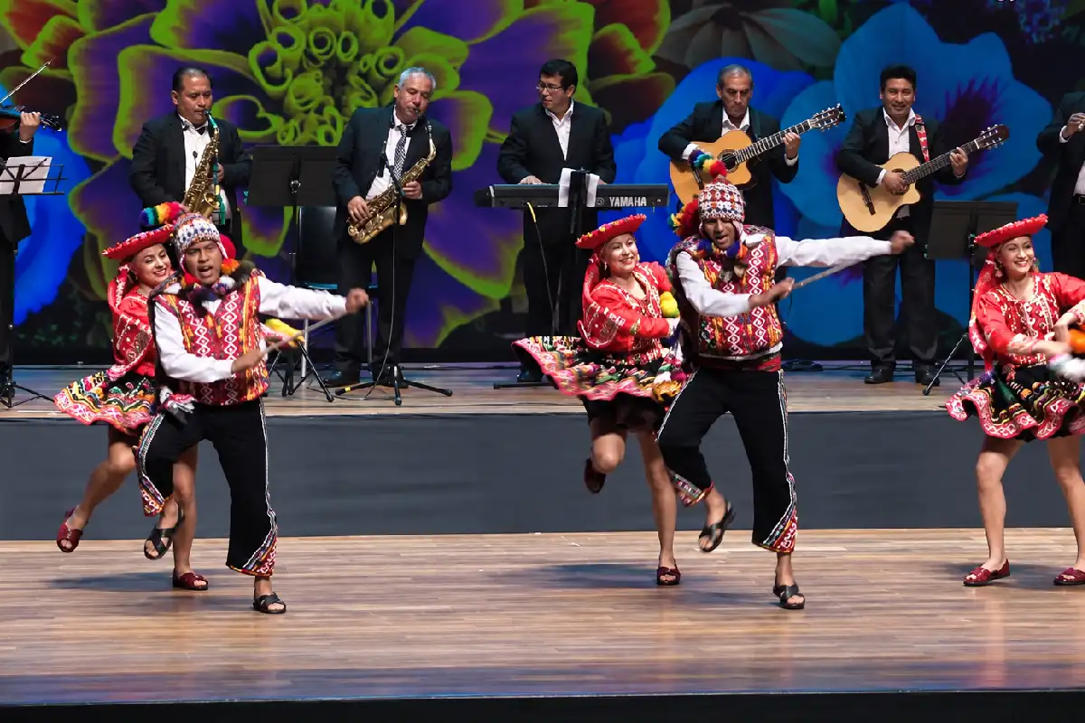 Huayno Dance on Stage | TreXperience Huayno Dance on Stage | TreXperience