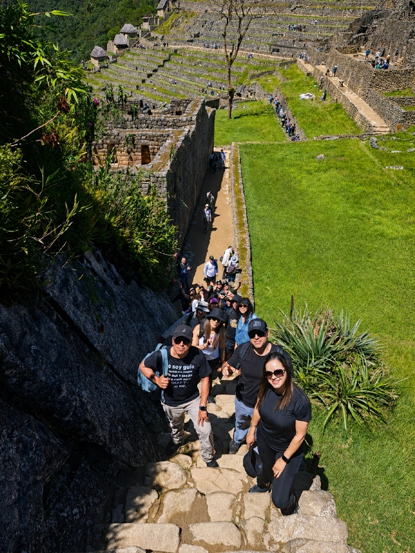 Camino dentro de la ciudadela hacia Huchuy Picchu Camino dentro de la ciudadela hacia Huchuy Picchu | TreXperience