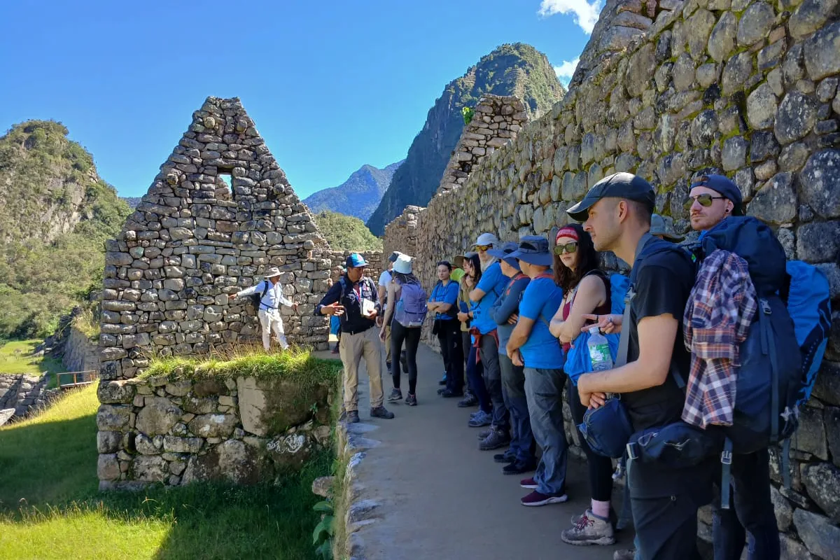 Turistas en el recorrido a Huchuy Picchu Turistas recorriendo el circuito 3 de Machu Picchu | TreXperience
