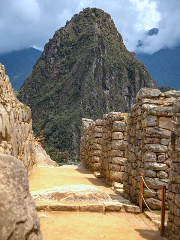 Camino hacia Huchuy Picchu Camino hacia Huchuy Picchu con Wayna Picchu al fondo | TreXperience