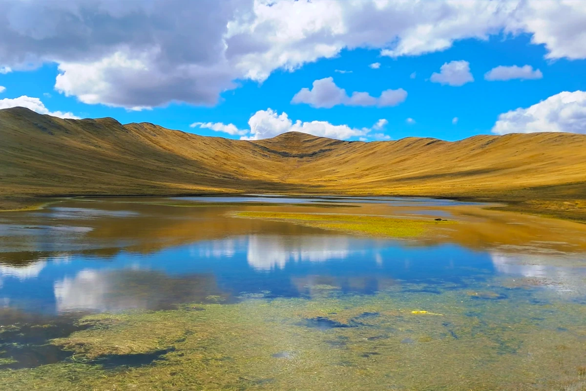 Qoricocha Lagoon during the hike to Huchuy Qosqo Wide view of Qoricocha Lagoon on the route to Huchuy Qosqo | TreXperience
