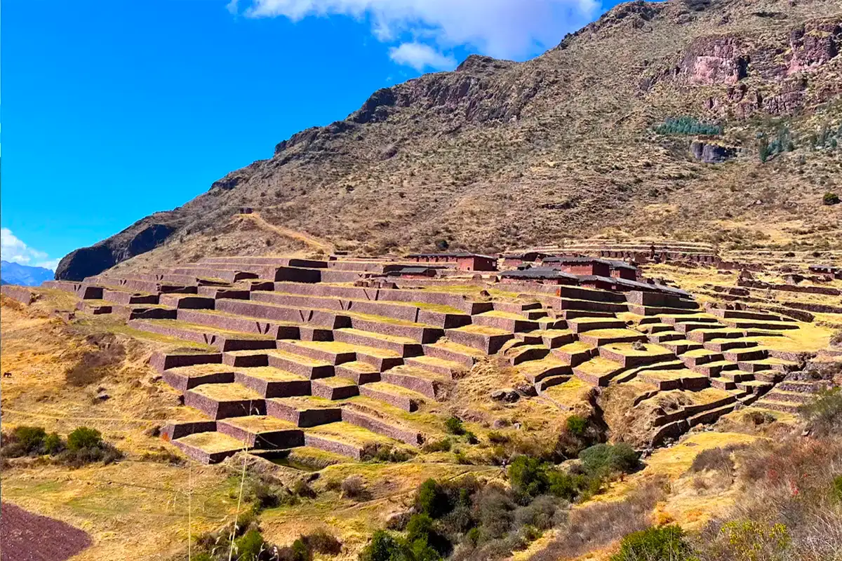 Ciudadela de Huchuy Qosqo y sus andenes Ciudadela de Huchuy Qosqo y sus andenes | TreXperience