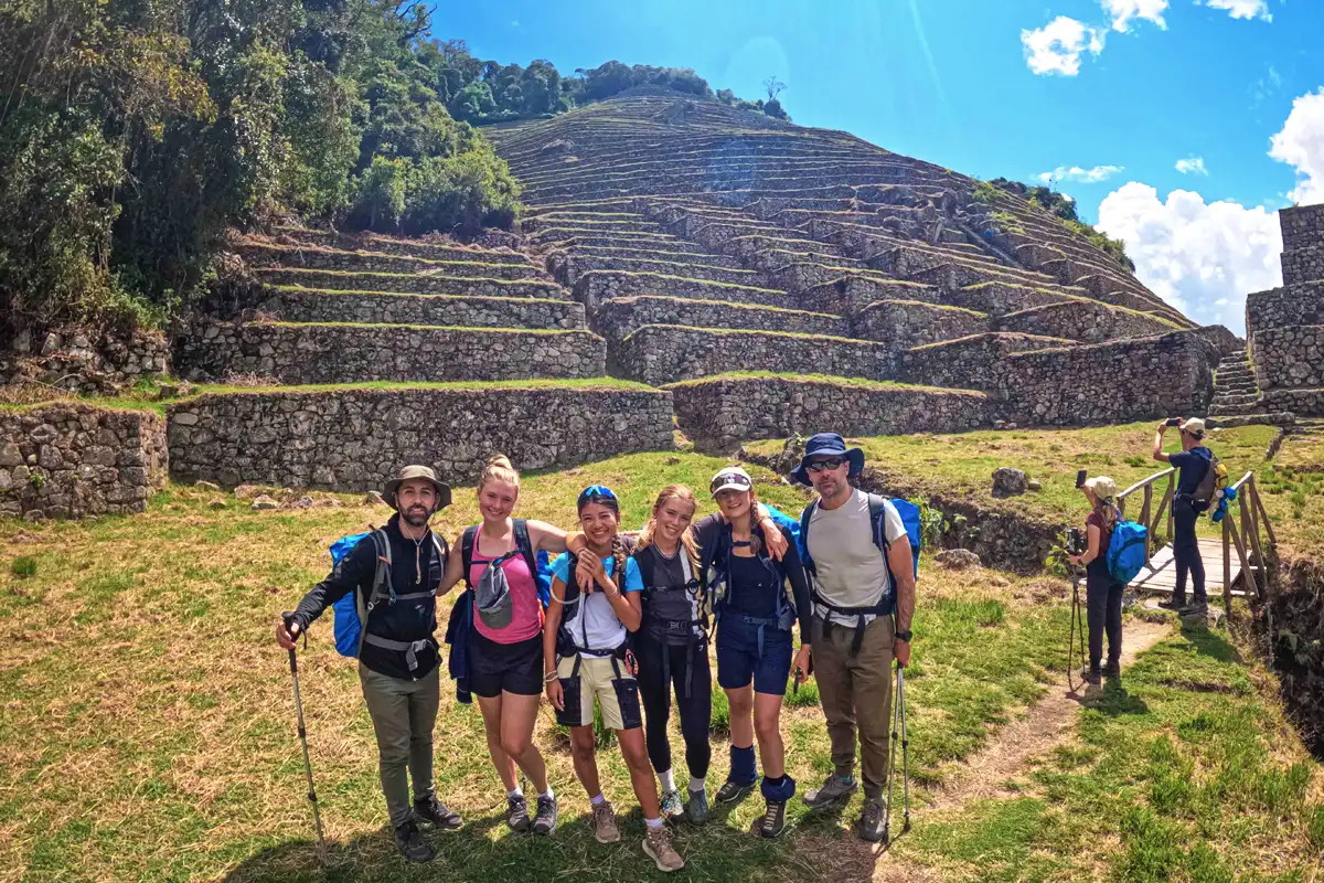Caminante en el Camino Inca con vista a las terrazas de Intipata