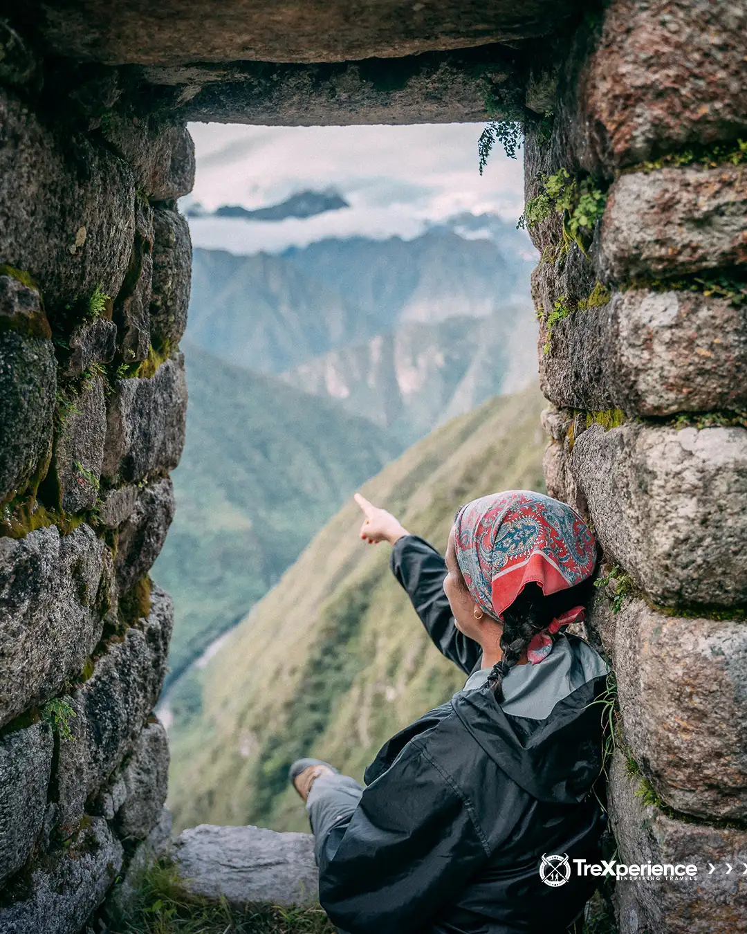 Mujer apuntando al paisaje en el Camino Inca | TreXperience