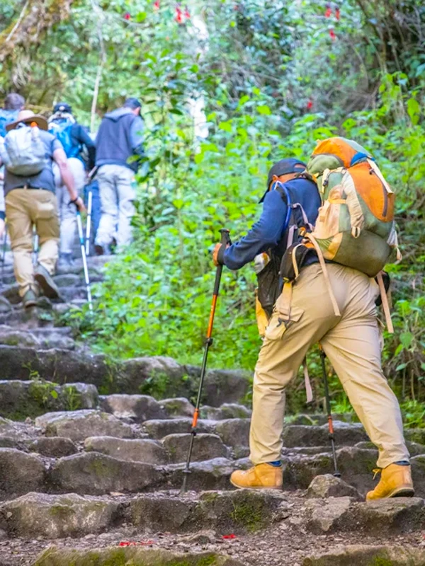 Hombre recorriendo el Camino Inca a Machu Picchu | TreXperience