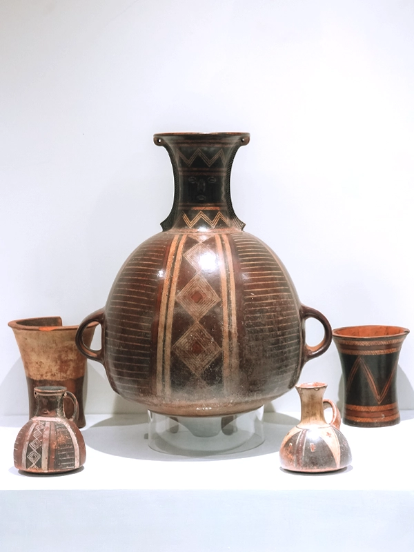 Museo Inka exposicion de aríbalos incas aríbalos incas en el museo inka cusco | TreXperience