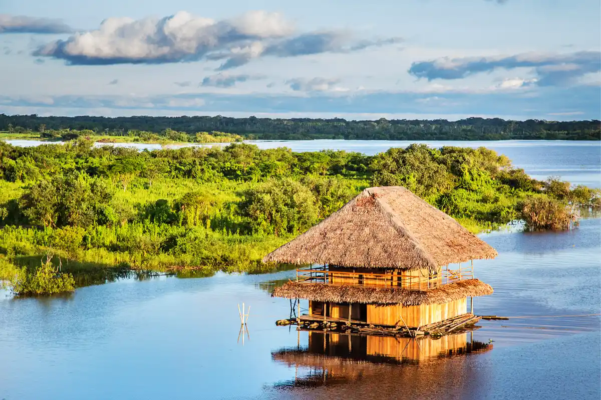 Cabaña flotante en la Amazonía peruana