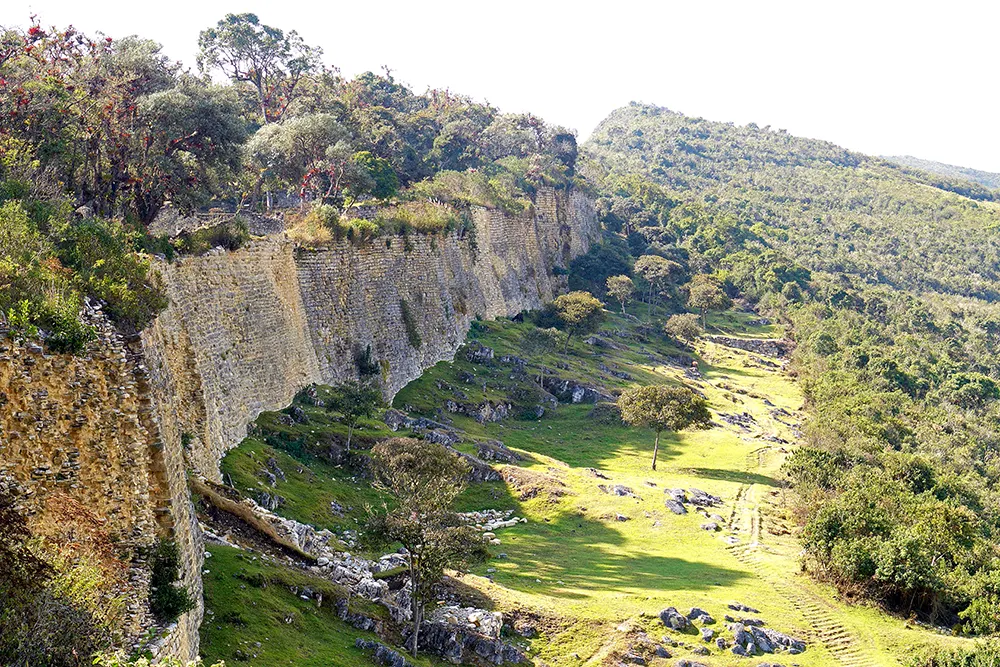 Stone wall in Kuelap | TreXperience