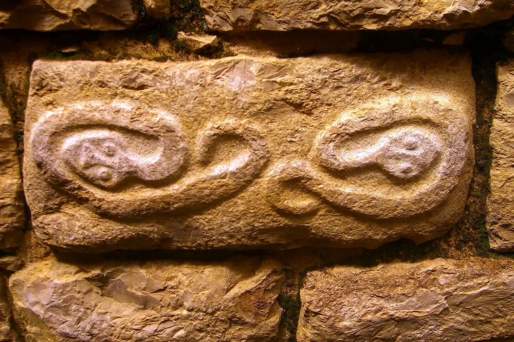 Stone frieze featuring snake motifs at Kuelap, Perú | TreXperience