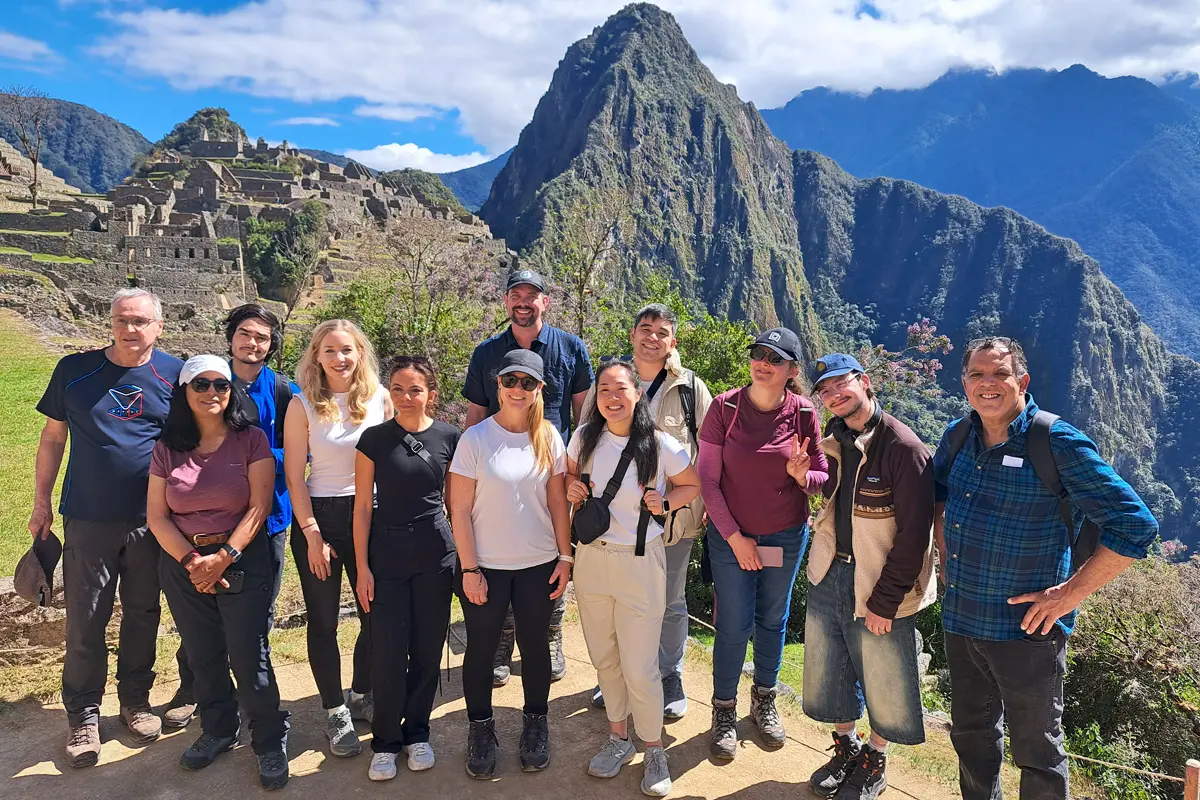 Machu Picchu, elegida Atracción Turística Líder del Mundo 2025 Vista de un recorrido guiado por Machu Picchu, entre antiguas terrazas y templos de piedra