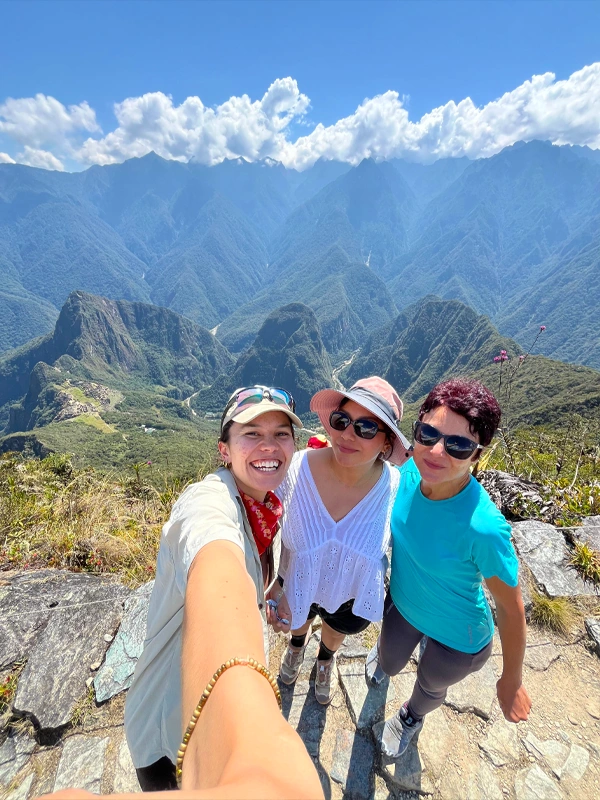 vista panorámica desde la cima de la Montaña Machu Picchu Turista en la Ruta 1A de Machu Picchu, con vistas de la ciudadela y las montañas desde la cima de la Montaña Machu Picchu | TreXperience