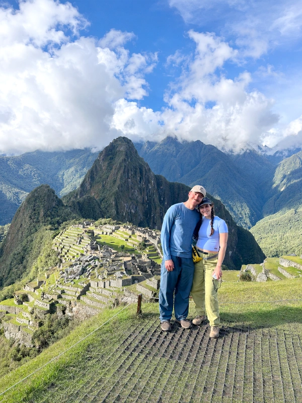 vistas panorámicas desde la Terraza Superior de Machu Picchu Turista en la Ruta 1B de Machu Picchu, con vistas de la ciudadela y las montañas desde la Terraza Superior | TreXperience
