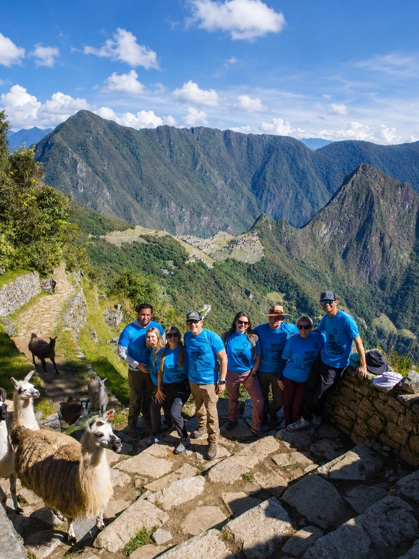 vista lejana de Machu Picchu desde Inti Punku Turista en la Ruta 1C de Machu Picchu, con vista de la ciudadela y las montañas desde Inti Punku | TreXperience