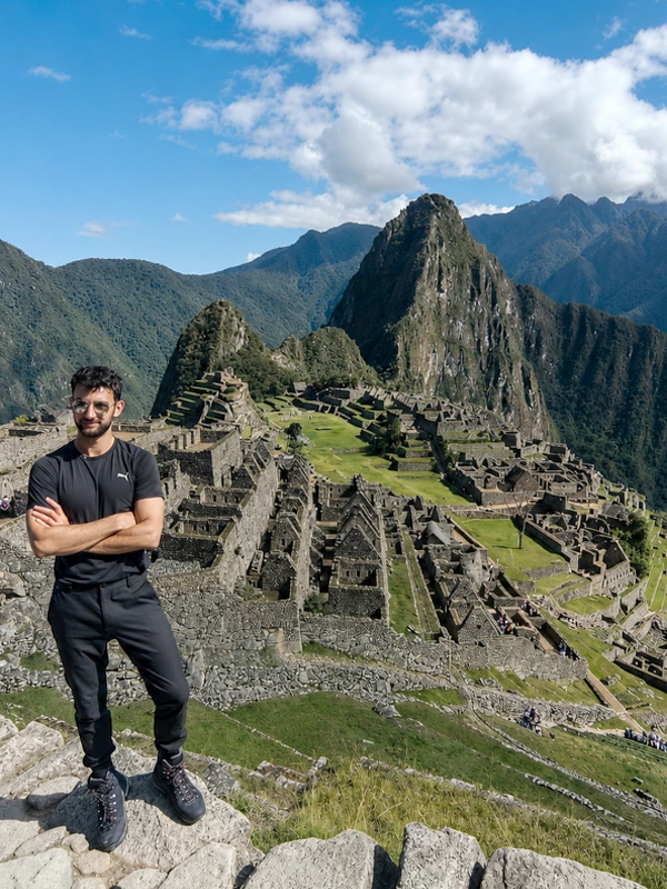 Panorama de Machu Picchu desde el inicio del recorrido Turista en la Ruta 2A de Machu Picchu, con vista de la ciudadela y las montañas al fondo | TreXperience