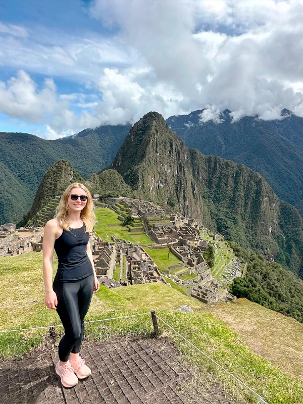 Vista panorámica de Machu Picchu desde la terraza superior Turista en la Ruta 2B de Machu Picchu, con vista de la ciudadela y las montañas al fondo | TreXperience