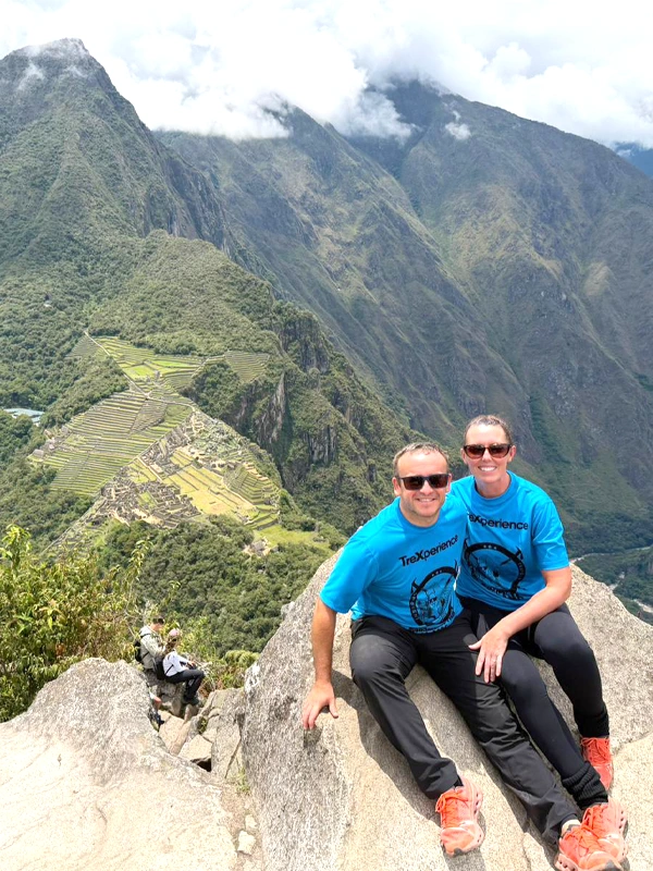 Vista de Machu Picchu desde la Montaña Huayna Picchu Turista en la Ruta 3A de Machu Picchu, con vista de la ciudadela y las montañas al fondo | TreXperience
