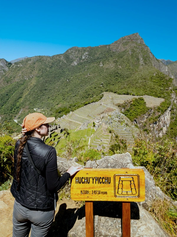 Vista de Machu Picchu desde la Montaña Huchuy Picchu Turista en la Ruta 3D de Machu Picchu, con vista de la ciudadela y las montañas al fondo | TreXperience