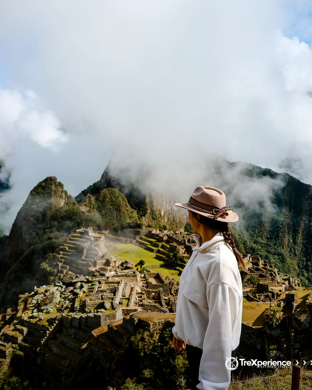 Woman with a hat looking at Machu Picchu | TreXperience