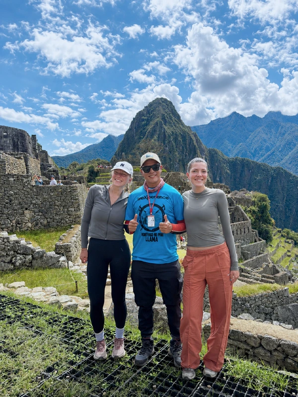 Explorando Machu Picchu dentro de la ciudadela Vista de Machu Picchu desde el interior de la ciudadela | TreXperience