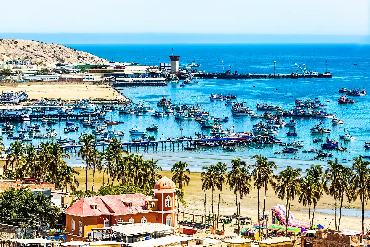 Embarcaciones en un puerto pesquero peruano de Mancora