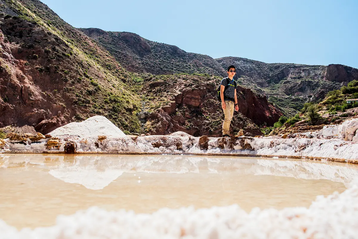 Turista recorriendo las salineras de Maras | TreXperience Turista recorriendo las salineras de Maras | TreXperience
