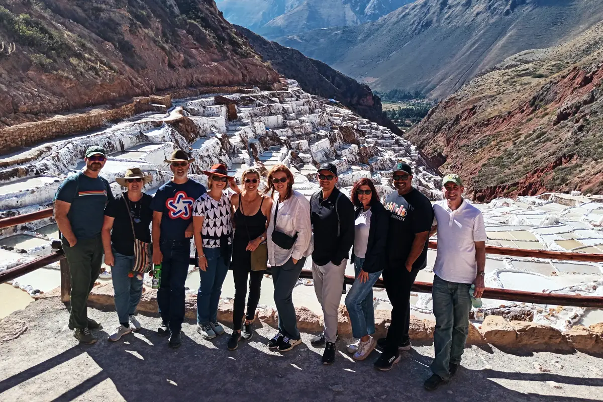 Turista en las Salineras de Maras