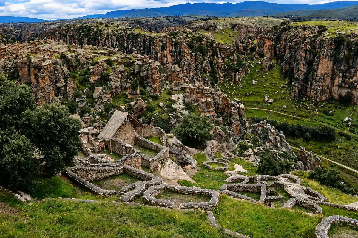 María Fortaleza Taqrachullo next to the Suykutambo Canyon Taqrachullo Inca site with views of the Suykutambo Canyon | TreXperience
