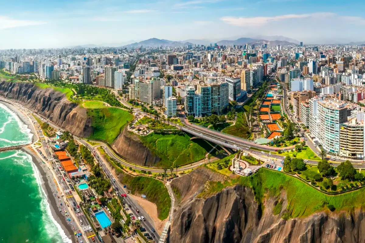 Miraflores boardwalk in Lima, Peru | TreXperience