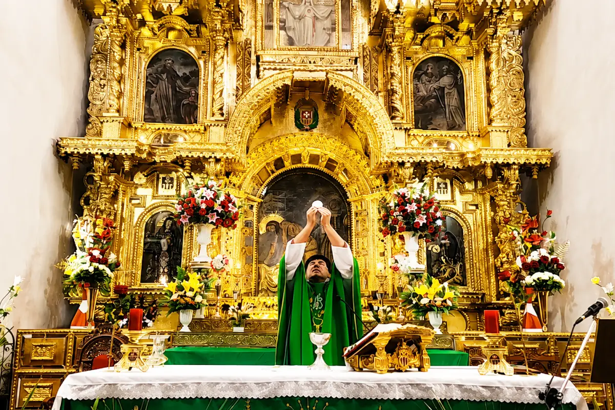 Lord of Huanca mass at the main altar | TreXperience Lord of Huanca mass at the main altar | TreXperience