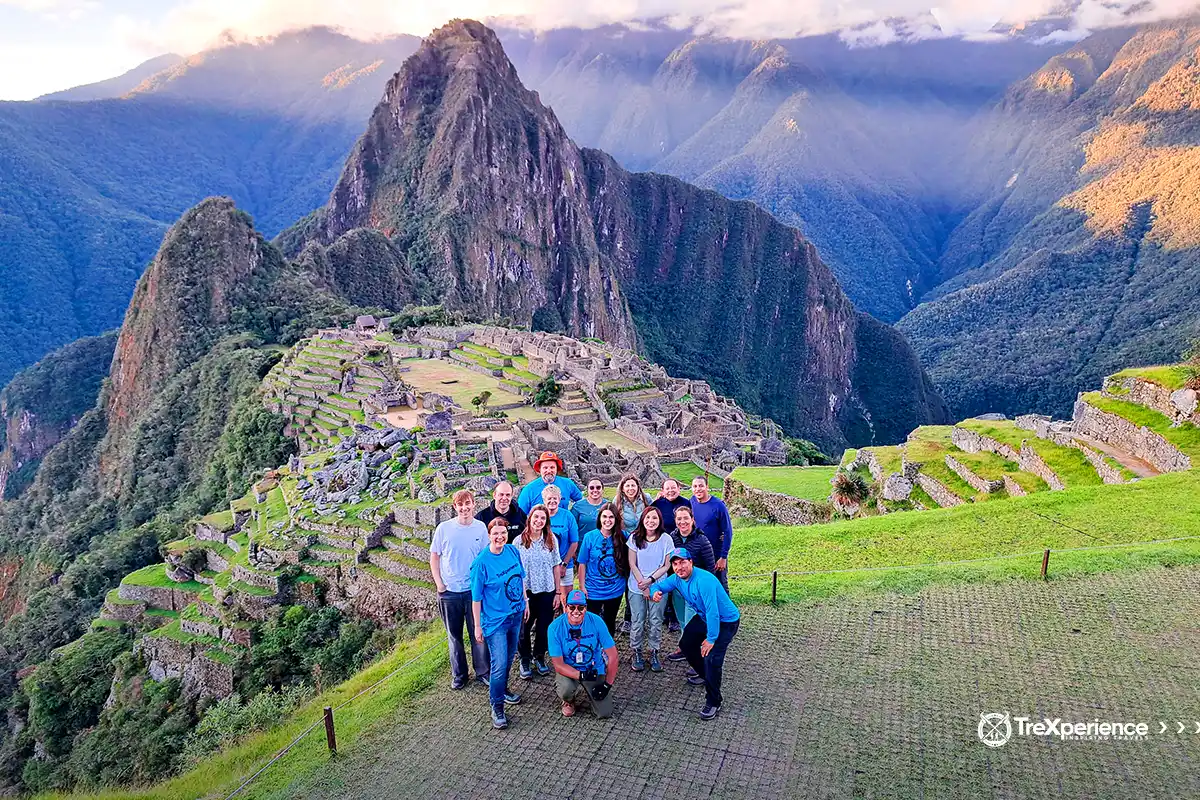 Turistas por la mañana en Machu Picchu en septiembre | TreXperience