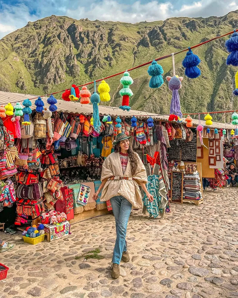 Mercado de Artesanía en Ollantaytambo, Perú. @jovanakvrzic
