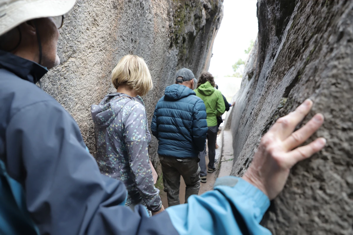 Pasajes dentro de la roca madre en Sacsayhuaman | TreXperience