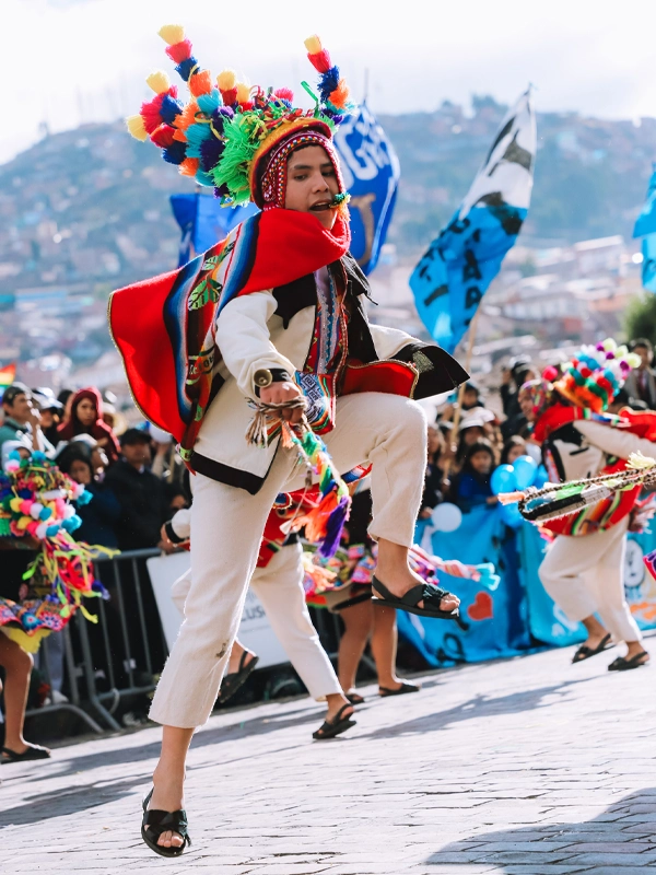 danzante varon de chitasaimay de la provincia de espinar bailando en las fiestas del cusco danzante varon de chitasaimay de la provincia de espinar bailando en las fiestas del cusco | TreXperience
