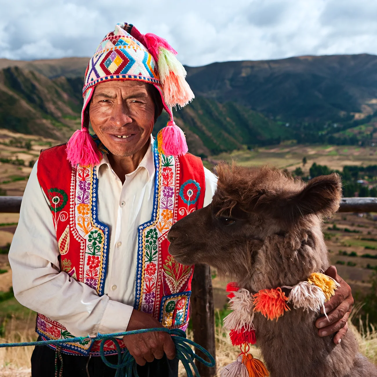 Man in traditional Peruvian clothing | TreXperience