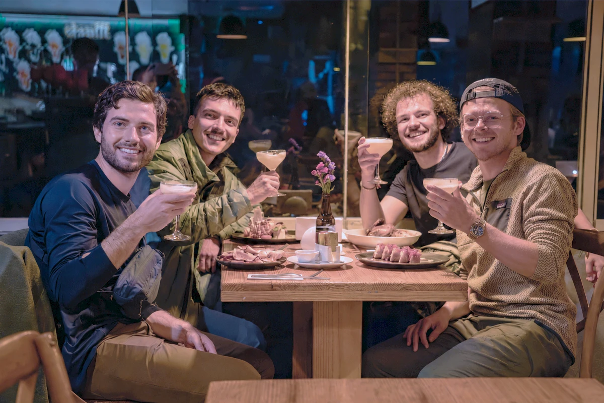 Turistas degustando de la gastronomía peruana Turistas disfrutando de la comida peruana en un restaurante de Lima | TreXperience