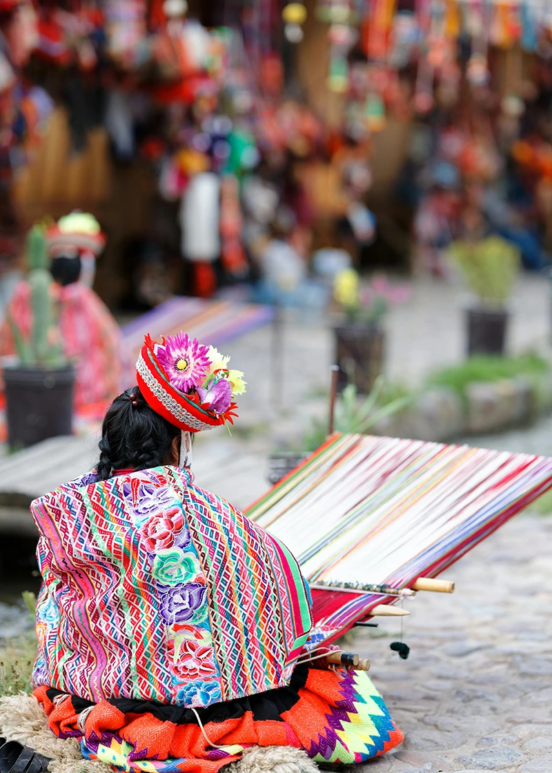 Peruvian woman traditional weaving | TreXperience