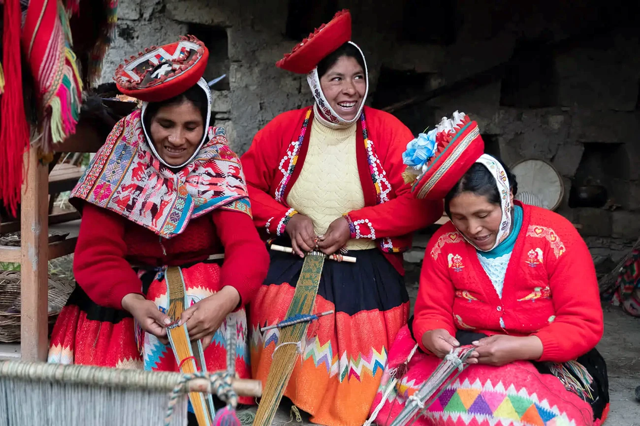 peruvian women in traditional clothing | TreXperience