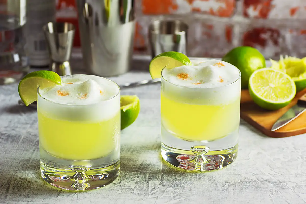 Two glasses of Pisco Sour | TreXperience Two glasses of Pisco Sour | TreXperience