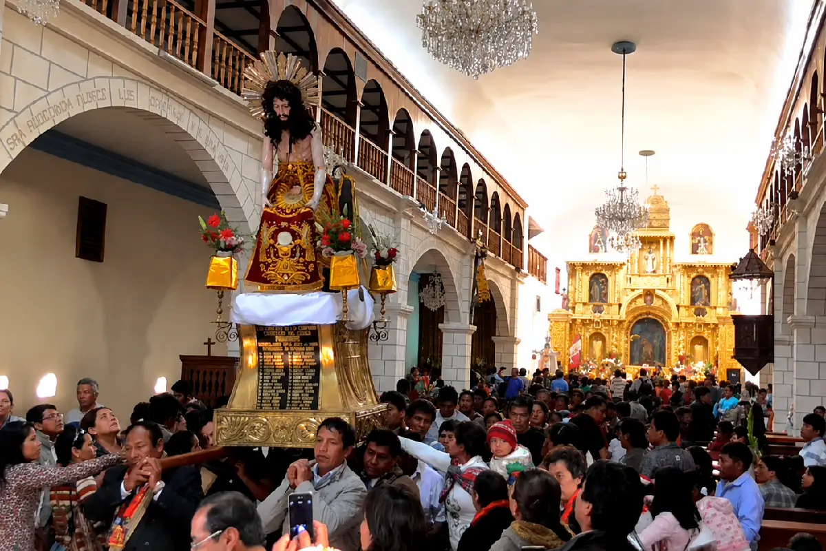 Procesión del Señor de Huanca dentro de la iglesia | TreXperience Procesión del Señor de Huanca dentro de la iglesia | TreXperience