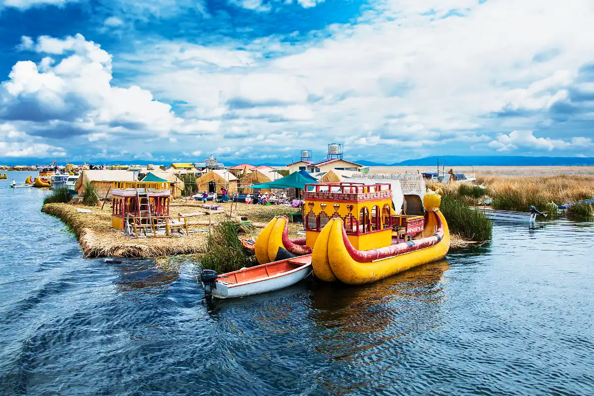 Balsas de totora en las islas de los Uros