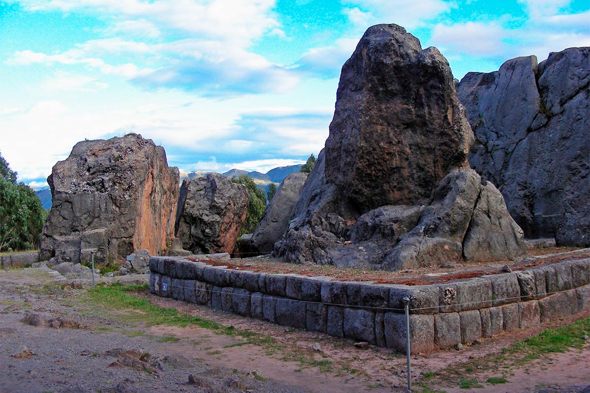 monolito de quenqo | TreXperience