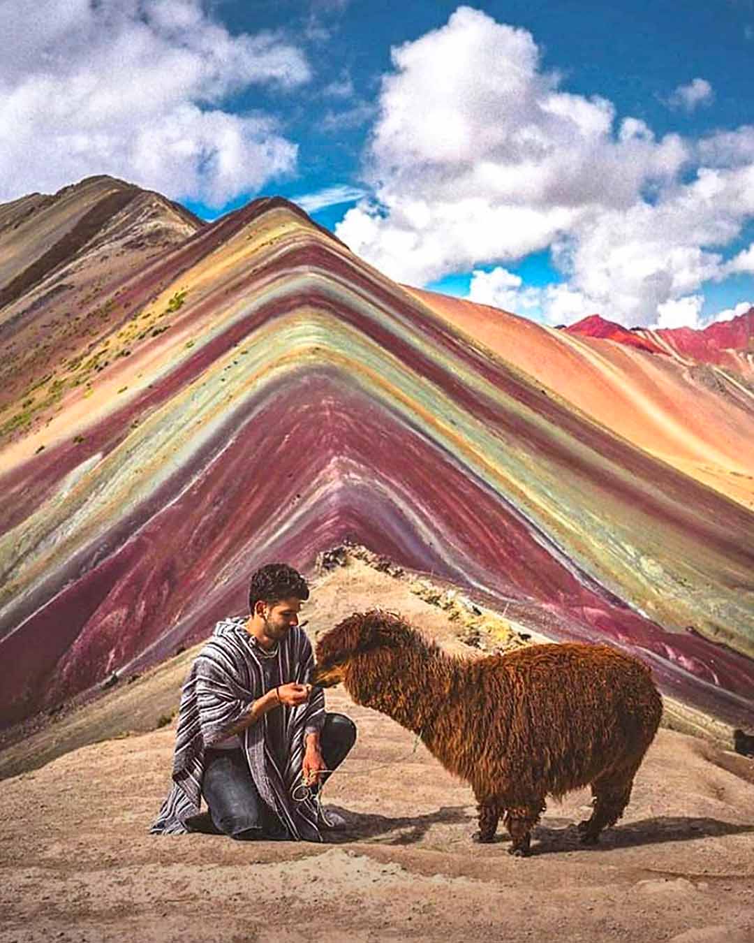 Un hombre en la Montaña de Colores Vinicunca con alpaca | TreXperience