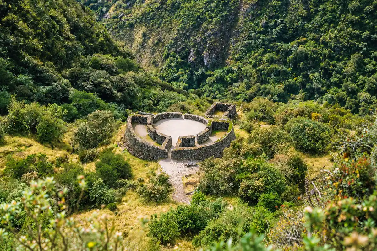 Sitio Arqueológico de Runkurakay en el Camino Inca Foto desde arriba del sitio arqueologico de Runkurakay en el camino inca | Trexperience